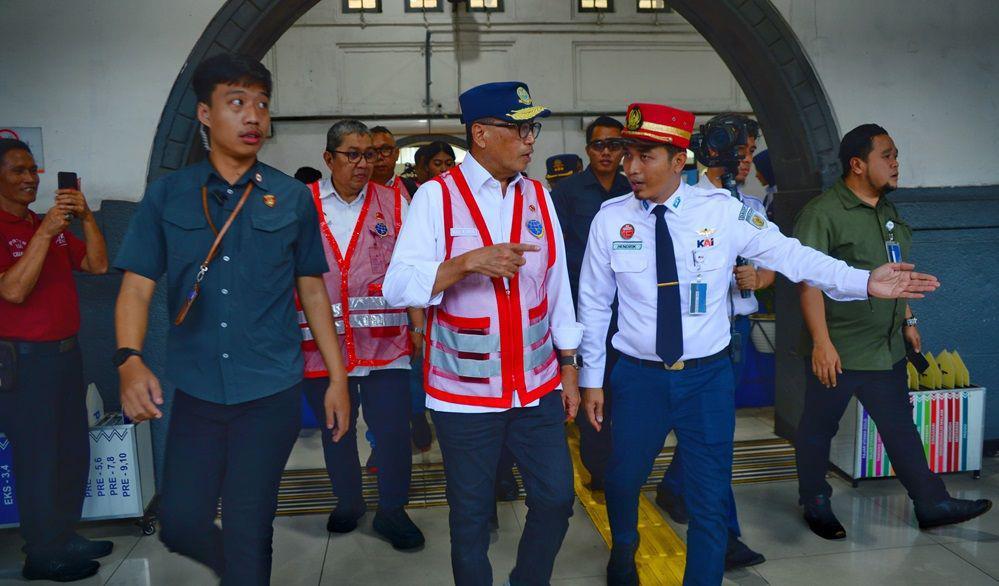 Tinjau Stasiun Pasar Senen di Malam Natal, Menhub: Penumpang Meningkat