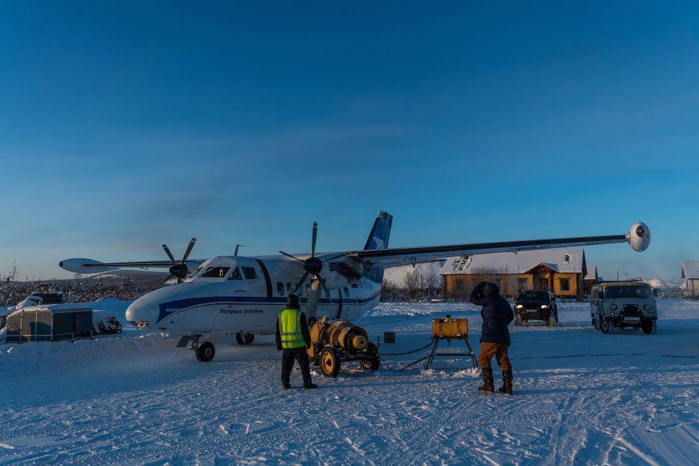 upaya penghangatan mesin kendaraan mulai dari pesawat hingga mobil, untuk mencegah pembekuan pada mesin di desa Oymyakon (commons.wikimedia.org/Ilya Varlamov)