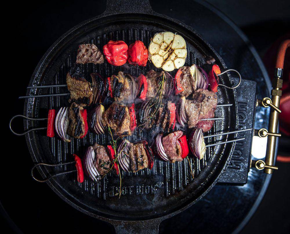 Ilustrasi memanggang sate menggunakan grill pan (pexels.com/HOT  WOK)