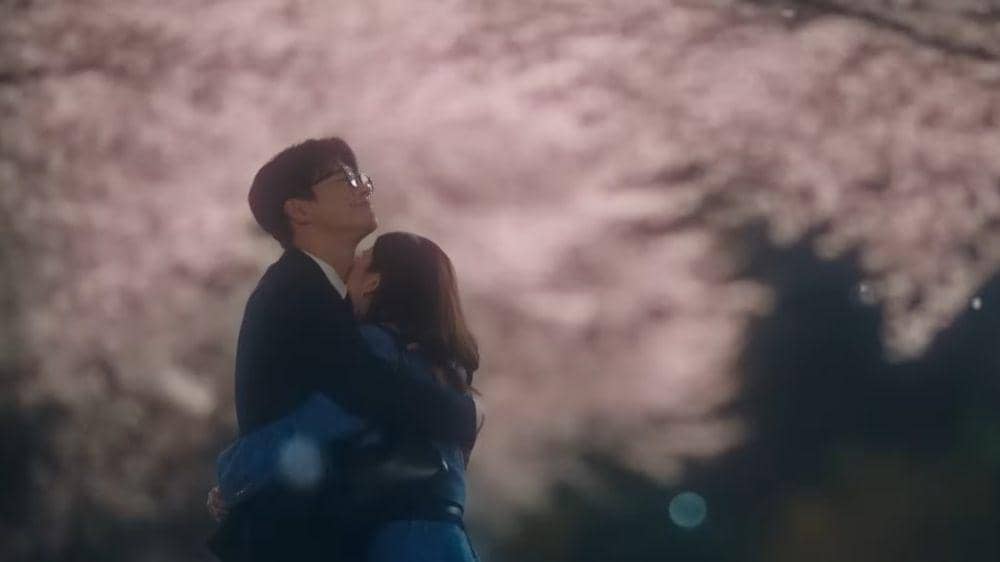 Choi Yi Jae dan Lee Ji Su berpelukan. (dok. TVING/Death's Game)