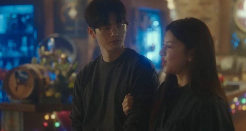 Lee Ji Su memperkenalkan Choi Yi Jae kepada teman-temannya. (dok. TVING/Death's Game)