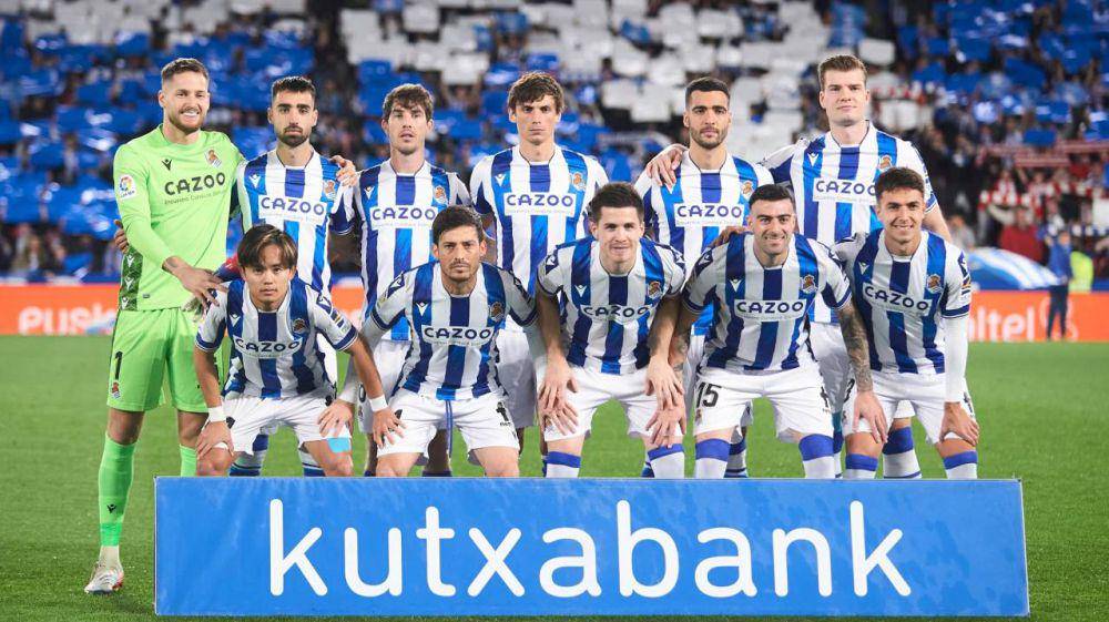 Para pemain Real Sociedad saat sesi foto tim sebelum bertanding (koobit.com)