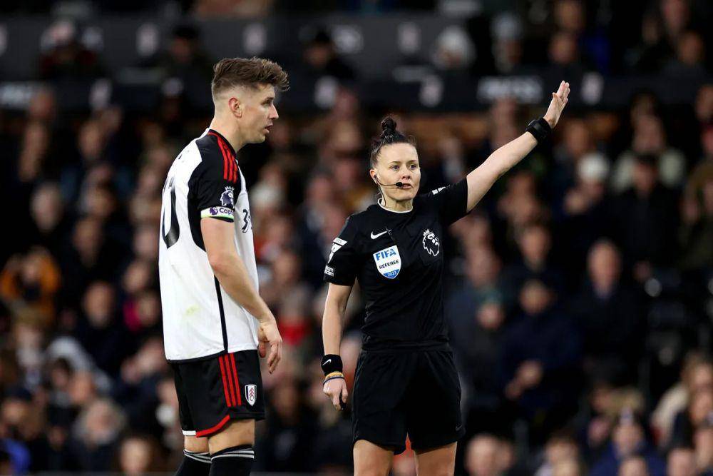 Rebecca Welch (kanan) saat memimpin laga Fulham melawan Burnley pada pekan ke-18 EPL 2023/2024. (premierleague.com)