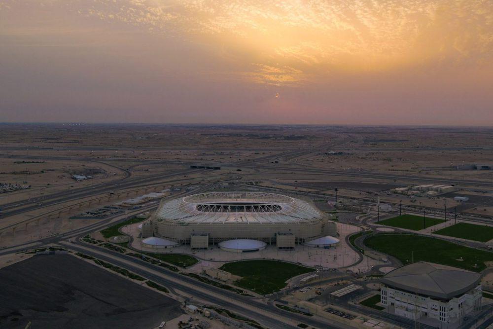 Stadion Ahmad bin Ali dan view gurun di sekitarnya (dezeen.com)