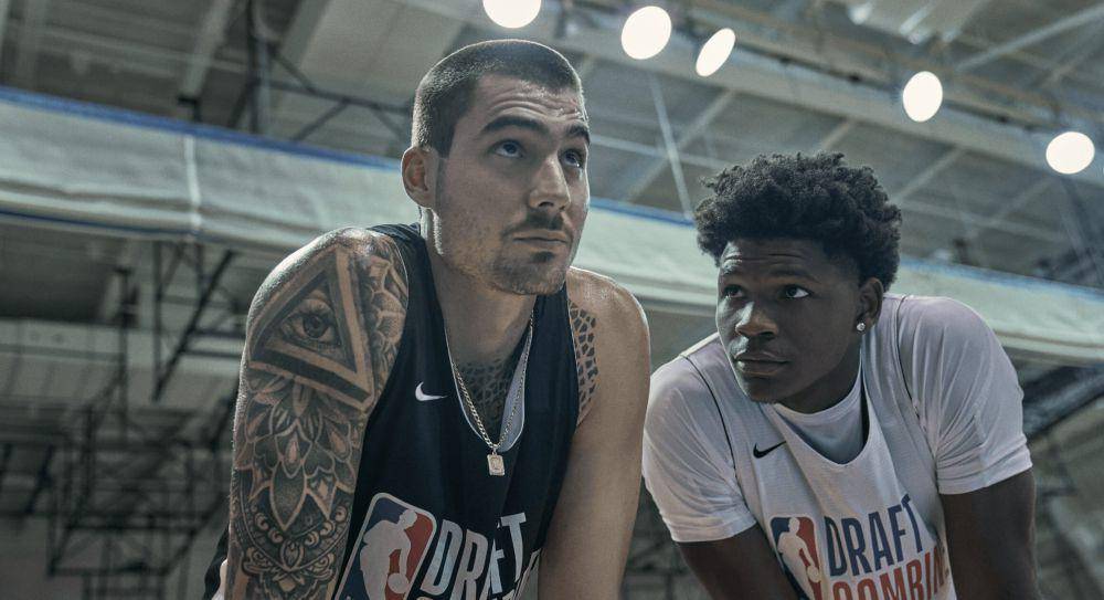 Juancho Hernangomez dan Anthony Edwards sukses menampikan rivalitas yang membuat penonton keringat dingin. (dok. Netflix/Hustle)