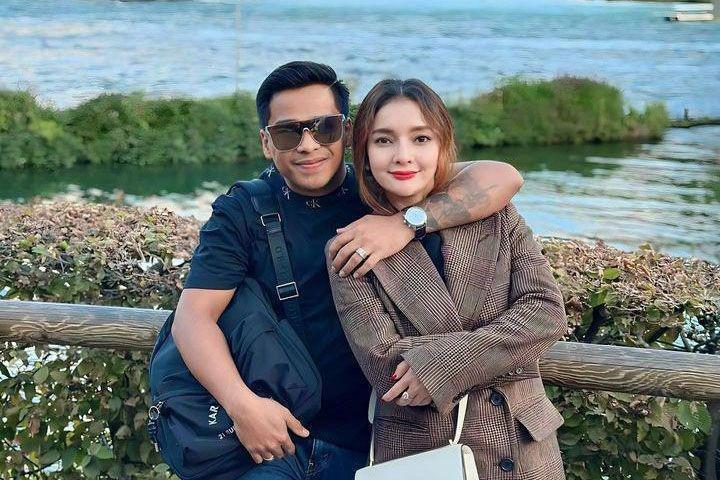 7 Potret Mesra Wirang Birawa dan Istri yang Sedang Jadi Pembicaraan