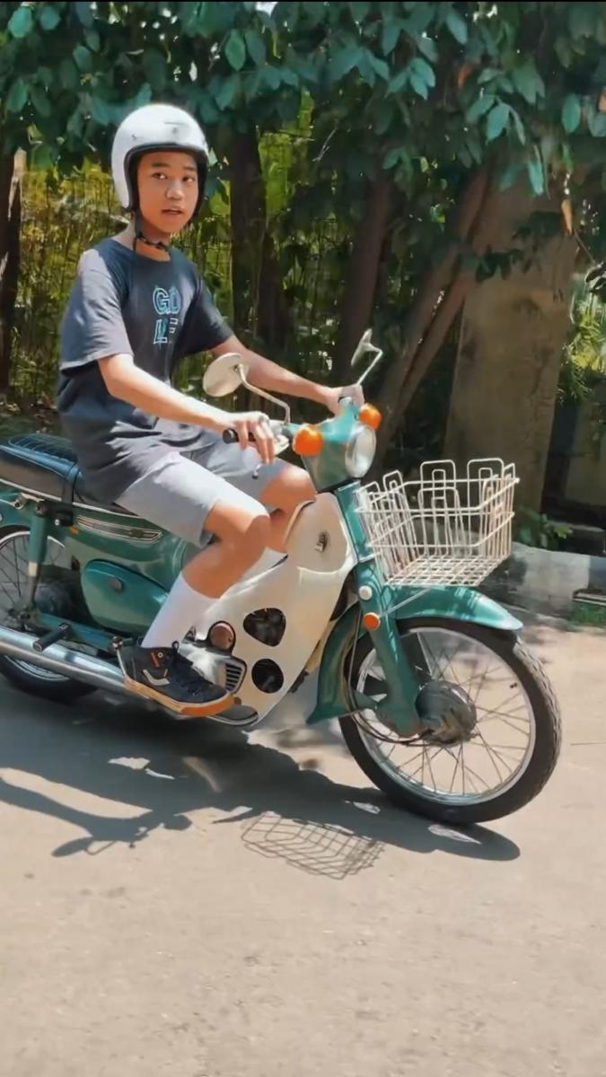 potret Juno belajar mengendarai motor (instagram.com/imamdarto)