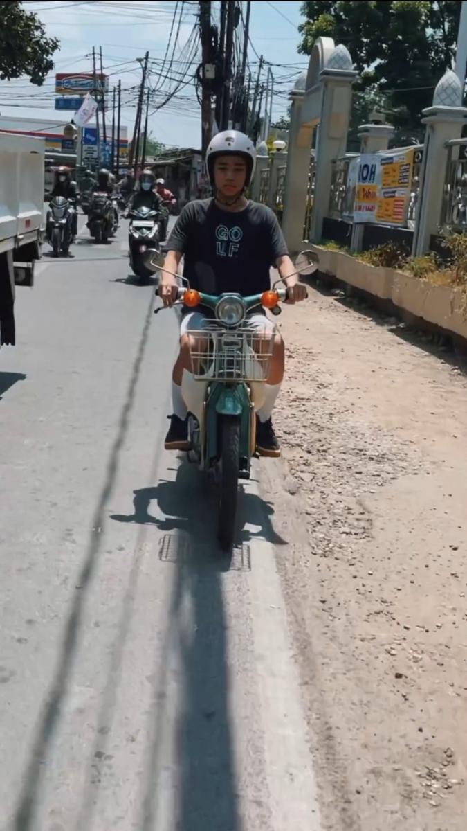 potret Juno belajar mengendarai motor (instagram.com/imamdarto)