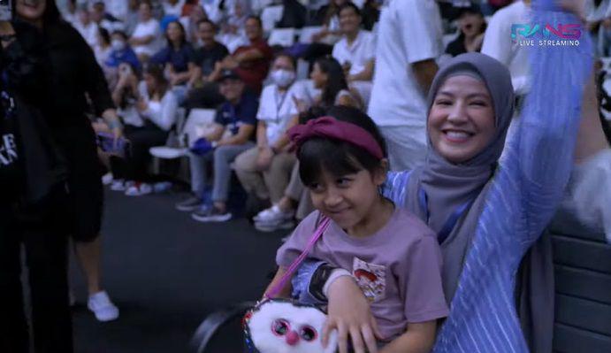 potret Natasha Rizky dukung Desta pada ajang Sport Party (youtube.com/Rans Entertainment)