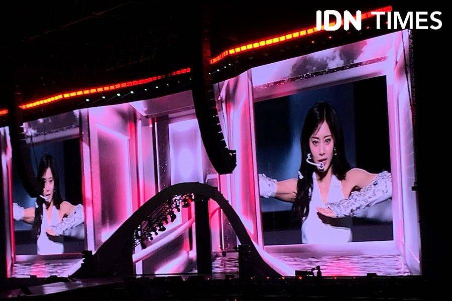 Penampilan solo Tzuyu bawakan Done For Me dari Charlie Puth di TWICE di 5th World Tour 'Ready To Be' in Jakarta (IDN Times/Indra Zakaria)