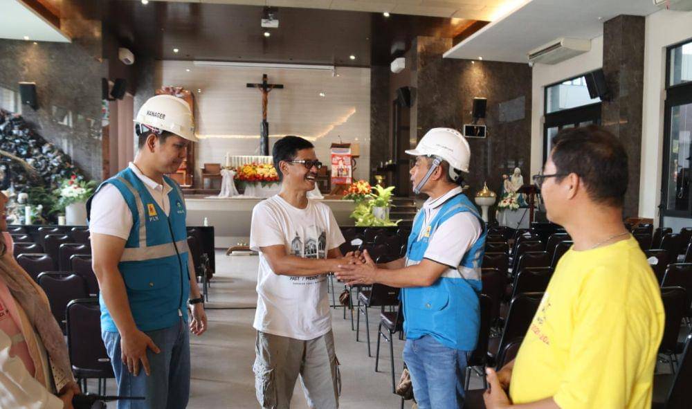 GM PLN UID Lampung, Saleh Siswanto disambut hangat oleh Romo J.B Sujanto Pastur Kepala Gereja Katedral Tanjung Karang, Minggu (24/12/2023). (Dok. PLN UID Lampung).