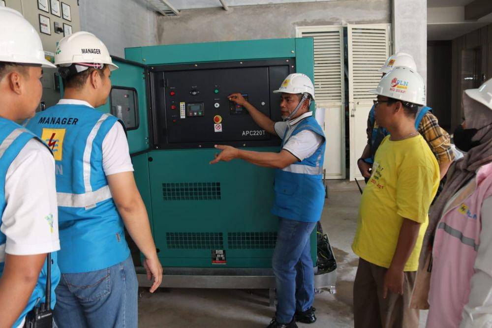 Saleh Siswanto, General Manager PLN UID Lampung memberikan arahan terkait SOP pengamanan kelistrikan kepada jajaran manajemen PLN UP3 Tanjung Karang dan petugas yang bersiaga di Gereja Katedral Tanjung Karang, Minggu (24/12/2023). (Dok. PLN UID Lampung).