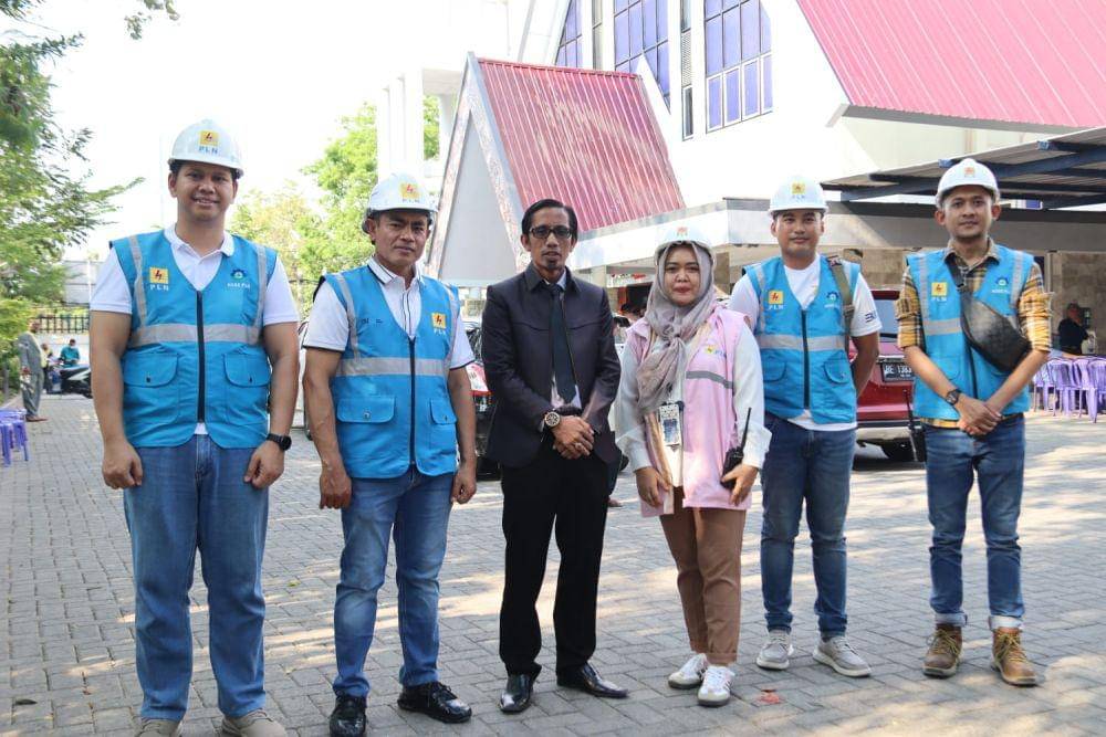 Humas Gereja HKBP Tanjung Karang, Jhonson Sihite (tengah) mengapresiasi PLN UID Lampung atas dukungan keamanan kelistrikan saat perayaan Natal dan Tahun Baru, Minggu (24/12/2023). (Dok. PLN UID Lampung).