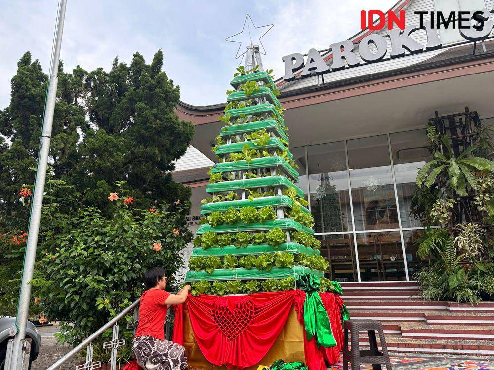 Anggota gereja sedang mengias pohon natal hidroponik. (IDN Times/Teri).