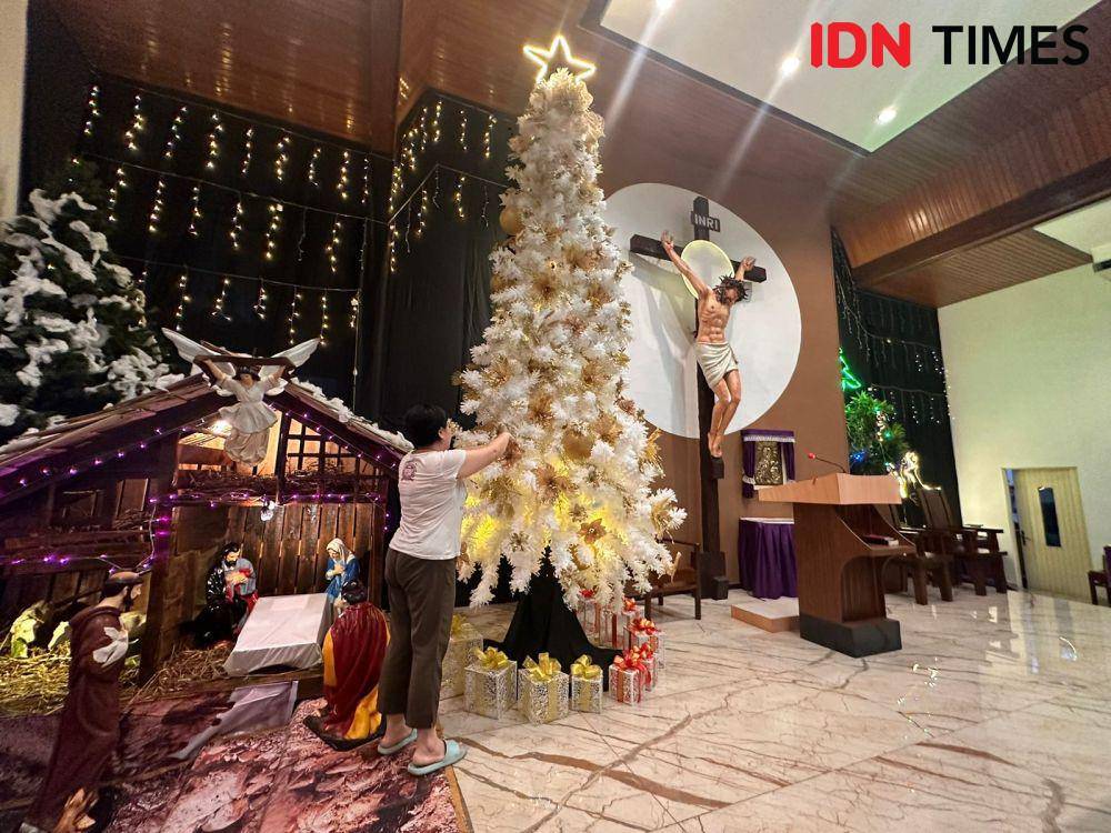 Gereja ini juga buat pohon natal dari bekas bungkus buah apel. (IDN Times/Teri),