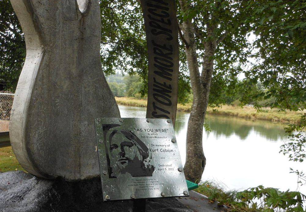 tugu peringatan Kurt Cobain di Aberdeen, Washington (commons.wikimedia.org/Kira Picabo)