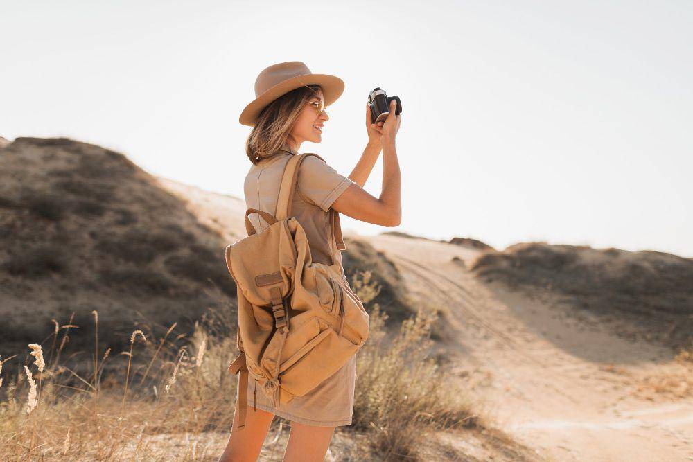 ilustrasi seorang wanita pergi traveling (freepik.com/marymarkevich)