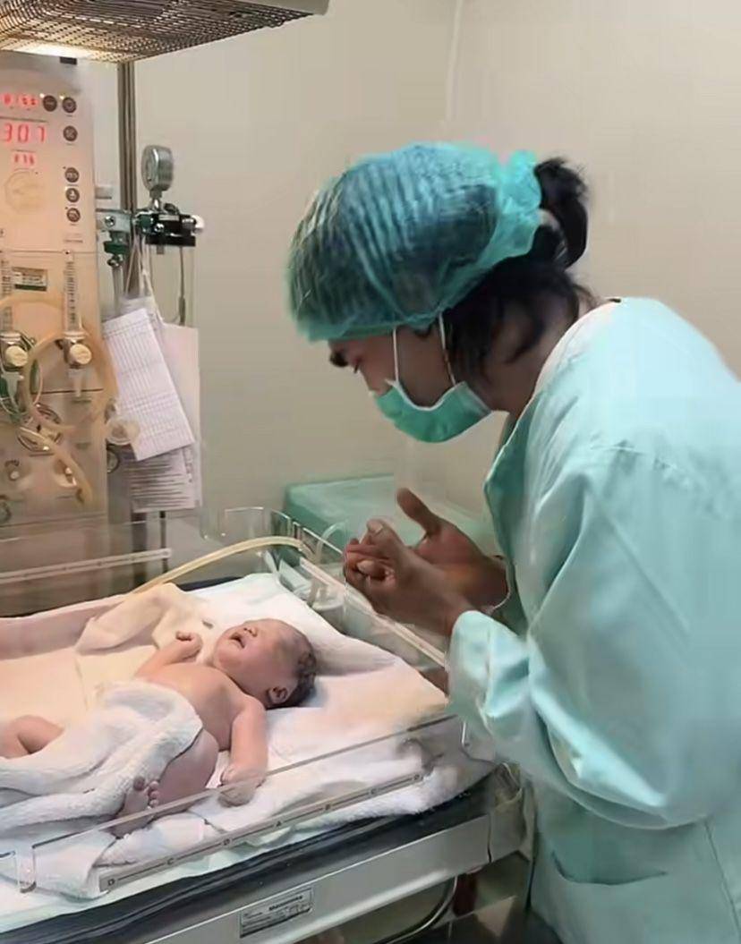 potret hamil Regina Irawan hingga lahiran anak ketiga (Instagram.com/charly_setiaku)