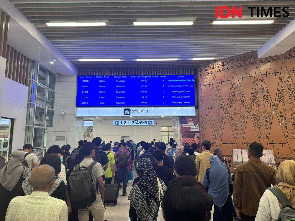 Antrean keberangkatan penumpang Kereta Cepat Jakarta Bandung Whoosh di Stasiun Halim, Jakarta Timur, Senin (25/12/2023). (dok. Sabri Ella Afni untuk IDN Times)