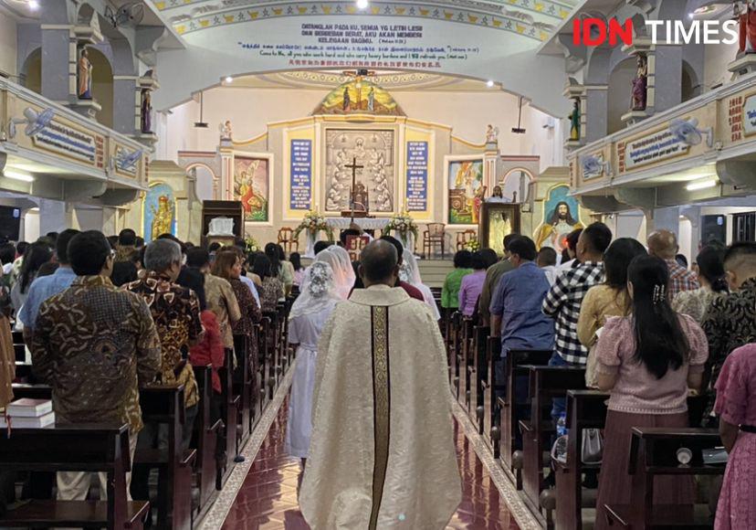 11 Potret Khidmat Misa Malam Natal 2023 di Gereja Velangkanni Medan