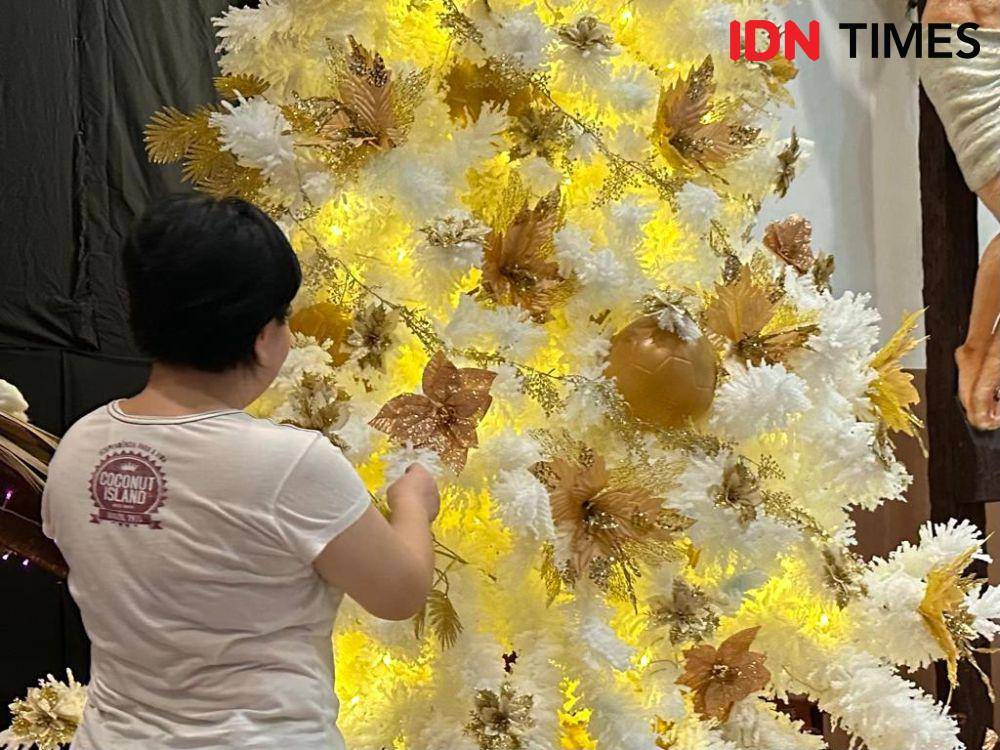Pembuatan pohon natal daur ulang ini membutuhkan waktu 2 minggu. (IDN Times/Teri).