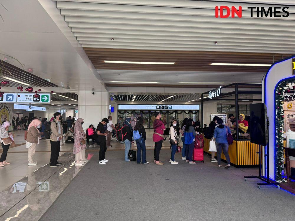 Keramaian penumpang Kereta Cepat Jakarta Bandung Whoosh di Stasiun Halim, Jakarta Timur, Senin (25/12/2023). (dok. Sabri Ella Afni untuk IDN Times)