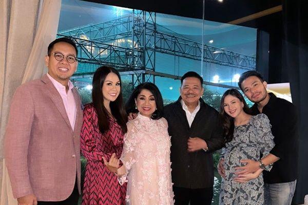 potret perayaan malam Natal artis (instagram.com/jscmila)