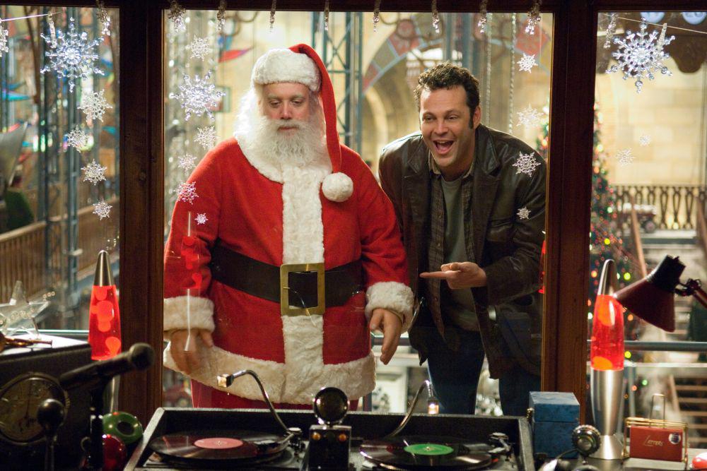 Paul Giamatti dan Vince Vaughn dalam film Fred Claus (dok. Warner Bros. Pictures/Fred Claus)