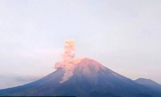 Gunung Semeru Erupsi, Semburkan Abu 900 Meter