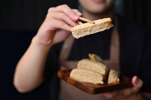ilustrasi memasak tempe (istockphoto.com/PrathanChorruangsak)