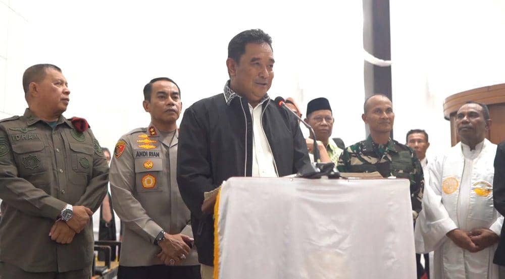 Pj Gubernur Sulawesi Selatan Bahtiar Baharuddin memantau malam Natal di Gereja Immanuel di Jalan Balaikota Makassar, Minggu (24/12/2023). Dok. Humas Pemprov Sulsel