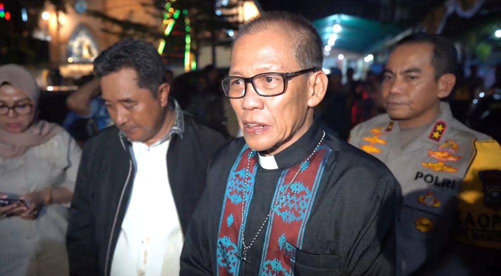 Pengurus Forum Kerukunan Umat Beragama (FKUB) Provinsi Sulawesi Selatan, Pendeta Andie Massie, usai peninjauan di malam Natal di dua gereja, Makassar, Minggu (24/12/2023). Dok. Humas Pemprov Sulsel