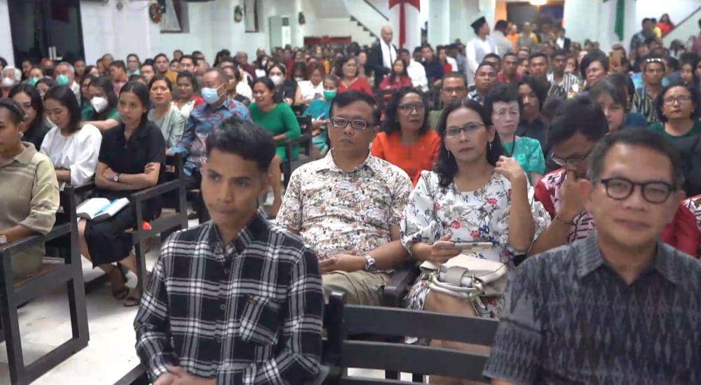 Suasana perayaan malam Natal di Gereja Immanuel Makassar, Minggu (24/12/2023). Dok. Humas Pemprov Sulsel