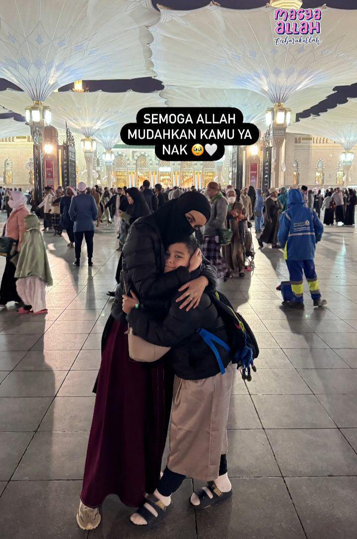 potret Adam jalani ibadah umrah (instagram.com/shireensungkar)