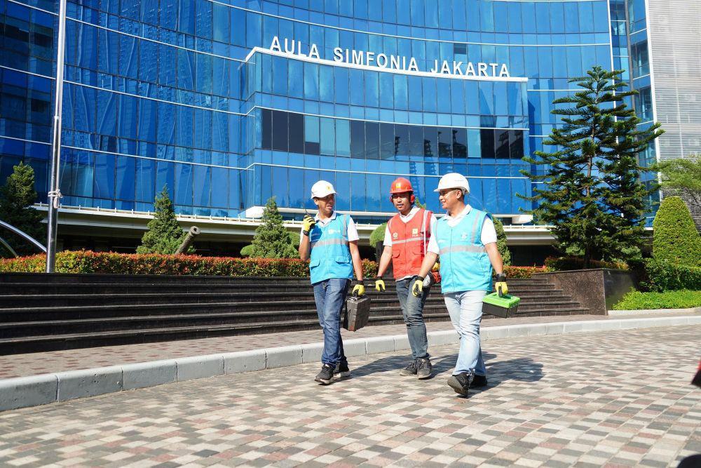 PT PLN (Persero) memastikan keamanan dan keandalan pasokan listrik saat malam Natal 2023. PLN terus menyiagakan personel di lokasi-lokasi ibadah untuk memastikan perayaan Natal 2023 berjalan dengan lancar. (Dok. PLN)