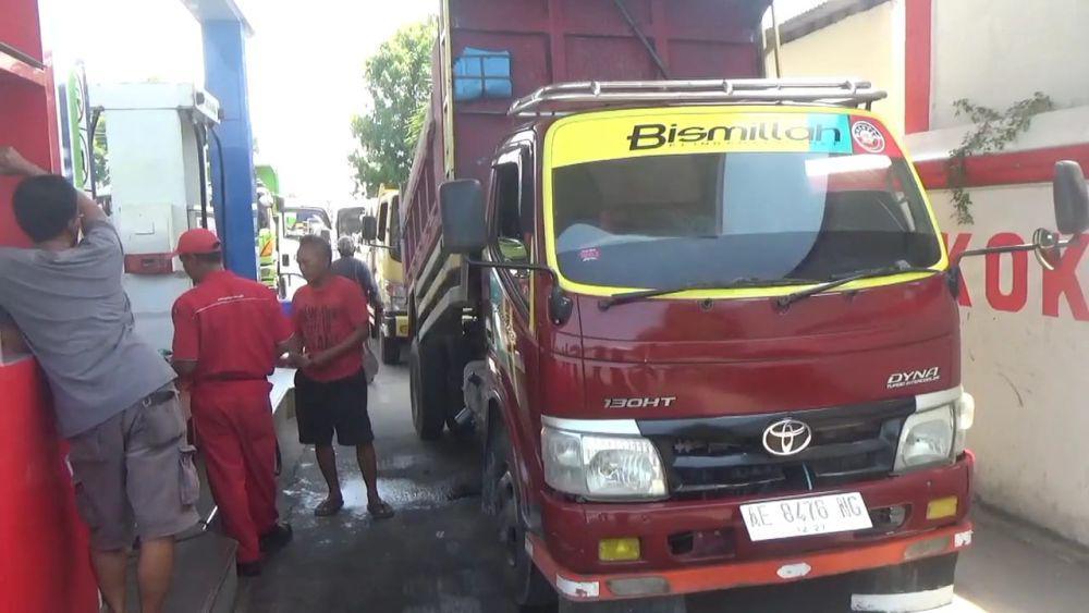 Antrian pada SPBU di jalan raya Madiun - Ponorogo desa Sangen, Kecamatan Geger Madiun. IDN Times/ Riyanto