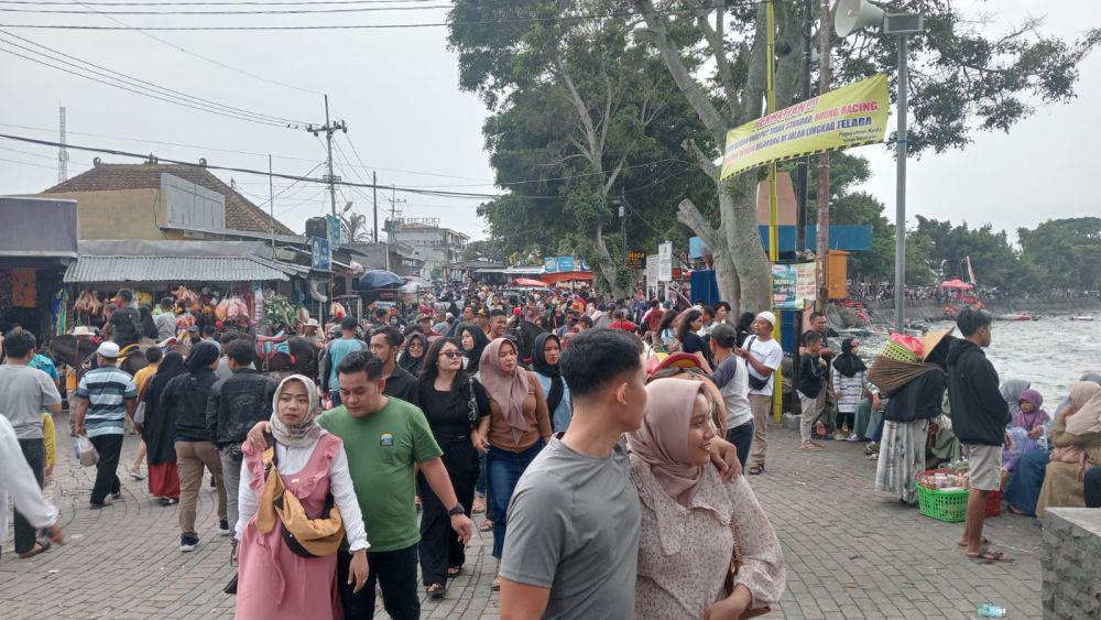 Sebagian besar wisatawan tidak mematuhi protiokol kesehatan (prokes) nyaris tak pakai masker. IDN Times/ Riyanto