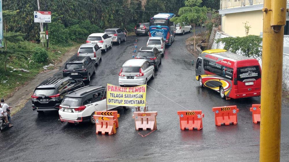 Polisi berlakukan buka tutup di lokasi wisata telaga Sarangan. IDN Times/ Riyanto