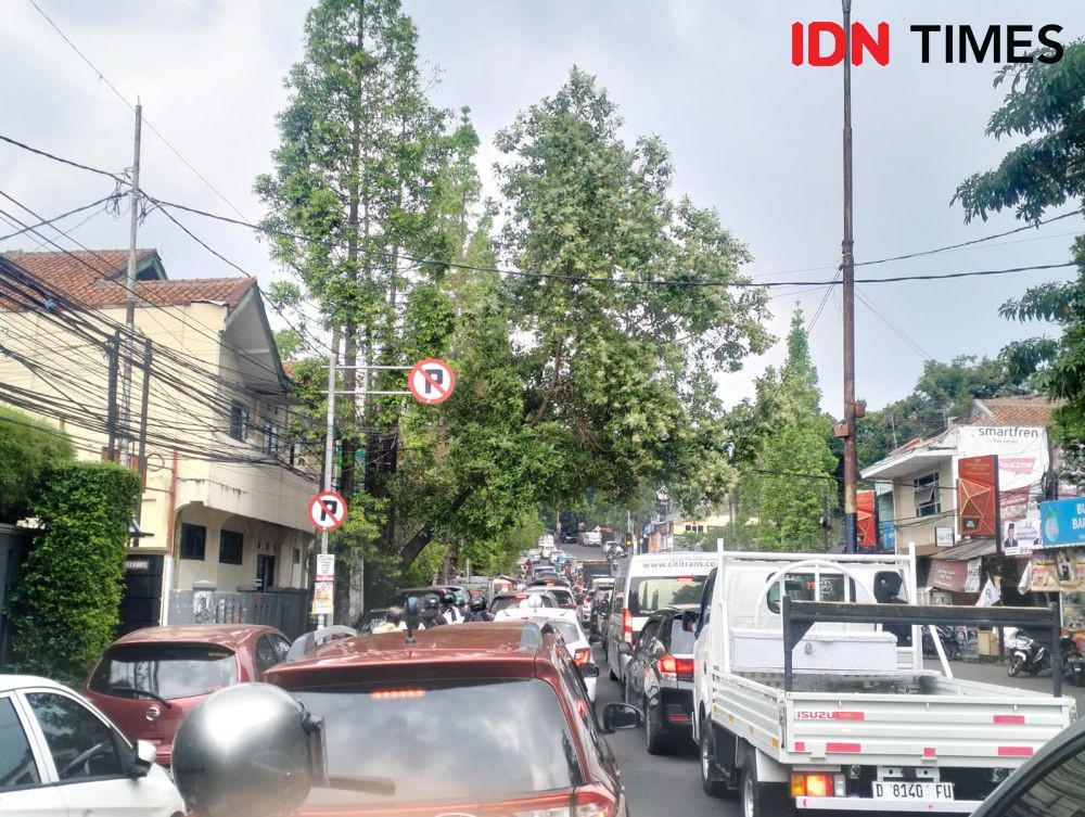 Libur Natal 2023: Kendaraan Wisatawan Padati Jalan Dago