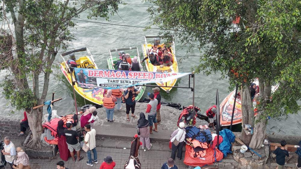 Suasana telaga Sarangan di Magetan selama libur Natal dan Tahun Baru 2024. IDN Times/ Riyanto