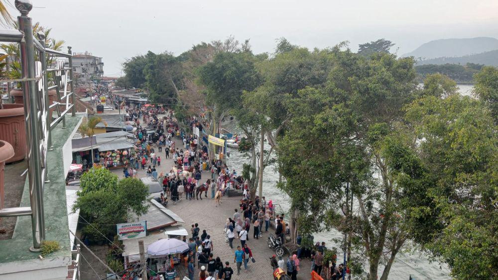 Ribuan wisatwan padati telaga Sarangan di Magetan Jawa Timur. IDN Times/ Riyanto