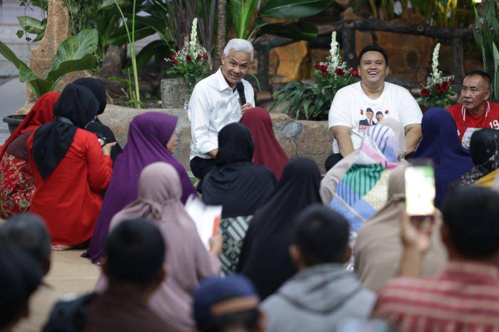 Ganjar Pranowo berdialog dengan sejumlah pengusaha batik di Kabupaten Sragen, Jawa Tengah, pada Minggu (24/12/2023) (IDN Times/Istimewa)