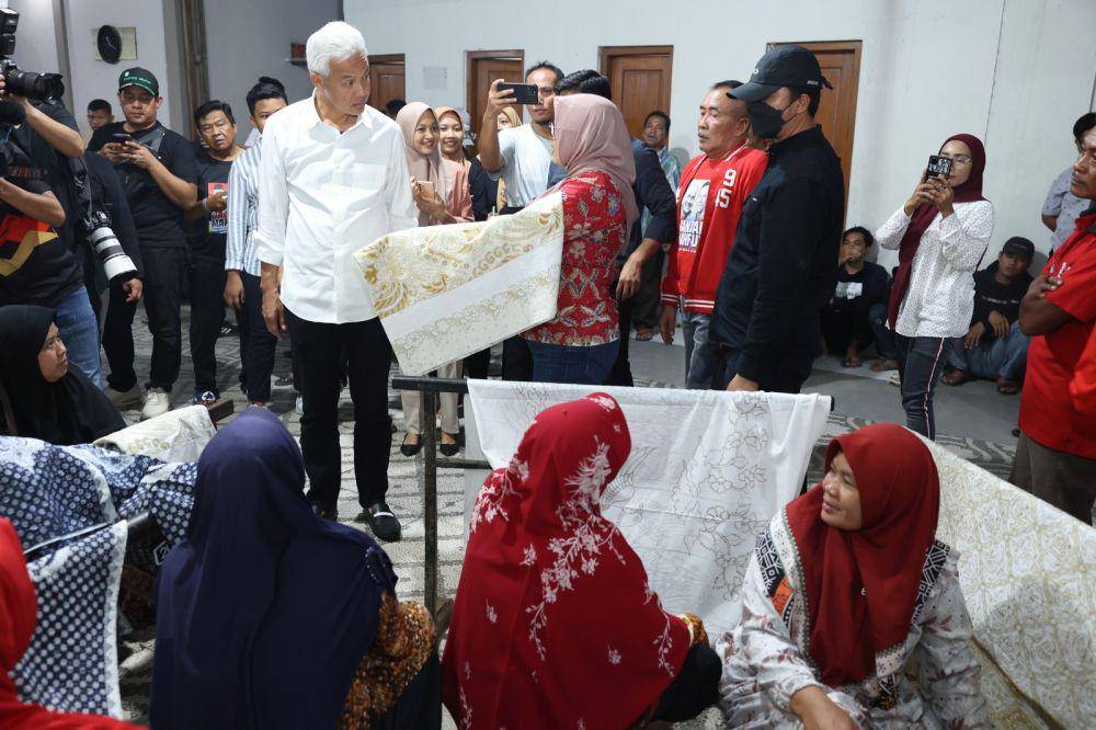 Ganjar Pranowo berdialog dengan sejumlah pengusaha batik di Kabupaten Sragen, Jawa Tengah, pada Minggu (24/12/2023) (IDN Times/Istimewa)