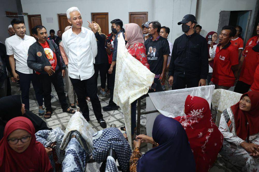 Ganjar Pranowo berdialog dengan sejumlah pengusaha batik di Kabupaten Sragen, Jawa Tengah, pada Minggu (24/12/2023) (IDN Times/Istimewa)