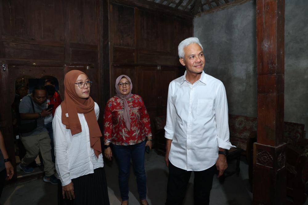 Ganjar Pranowo berdialog dengan sejumlah pengusaha batik di Kabupaten Sragen, Jawa Tengah, pada Minggu (24/12/2023) (IDN Times/Istimewa)