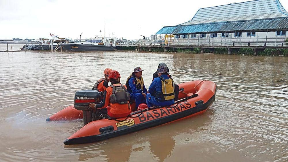 Proses pencarian nahkoda kapal Tugboat yang tenggelam di perairan sungai Musi (Dok: istimewa)