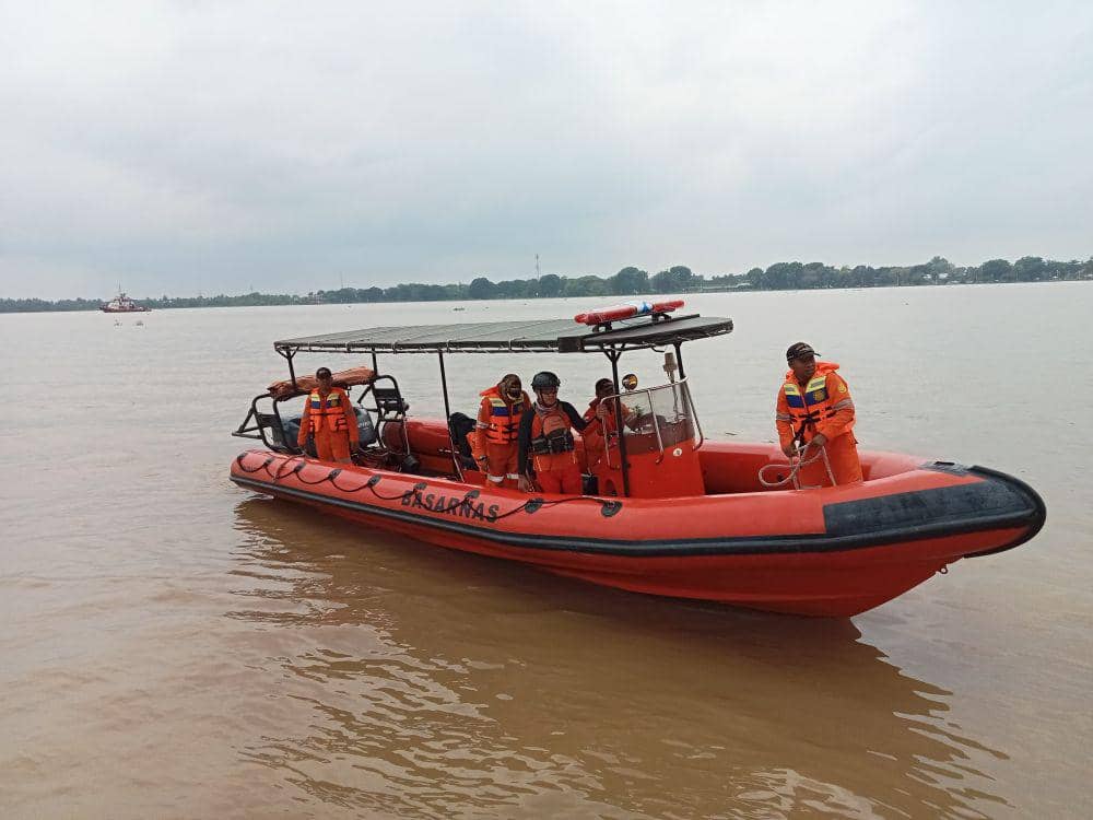 Proses pencarian nahkoda kapal Tugboat yang tenggelam di perairan sungai Musi (Dok: istimewa)