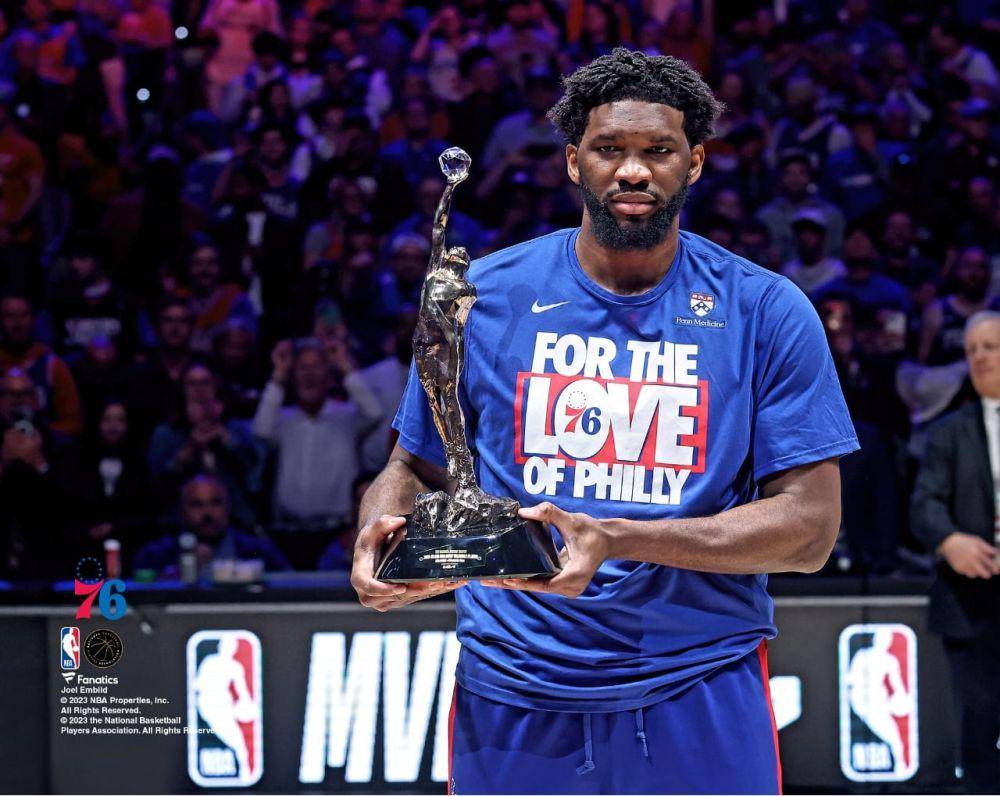 Joel Embiid saat menerima penghargaan NBA MVP 2022. (nba.com)