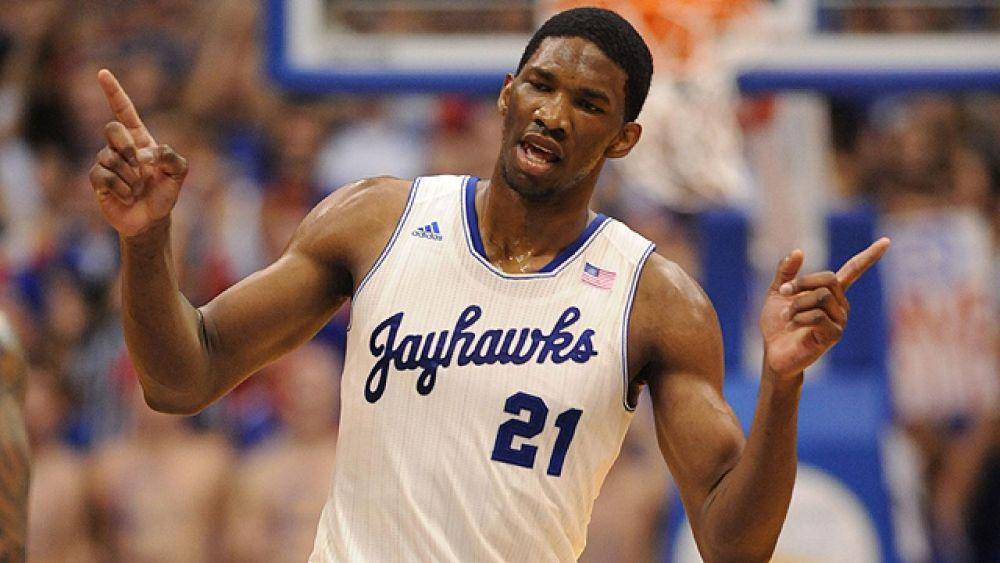 Joel Embiid saat membela Kansas Jayhawks. (ncaa.com)
