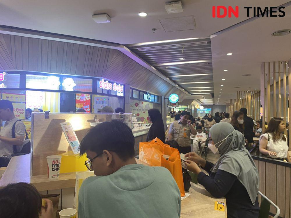 Mal Grand Indonesia di Jakarta Pusat (Jakpus) dipadati pengunjung di libur Natal, Senin (25/12/2023). (IDN Times/Vadhia Lidyana)